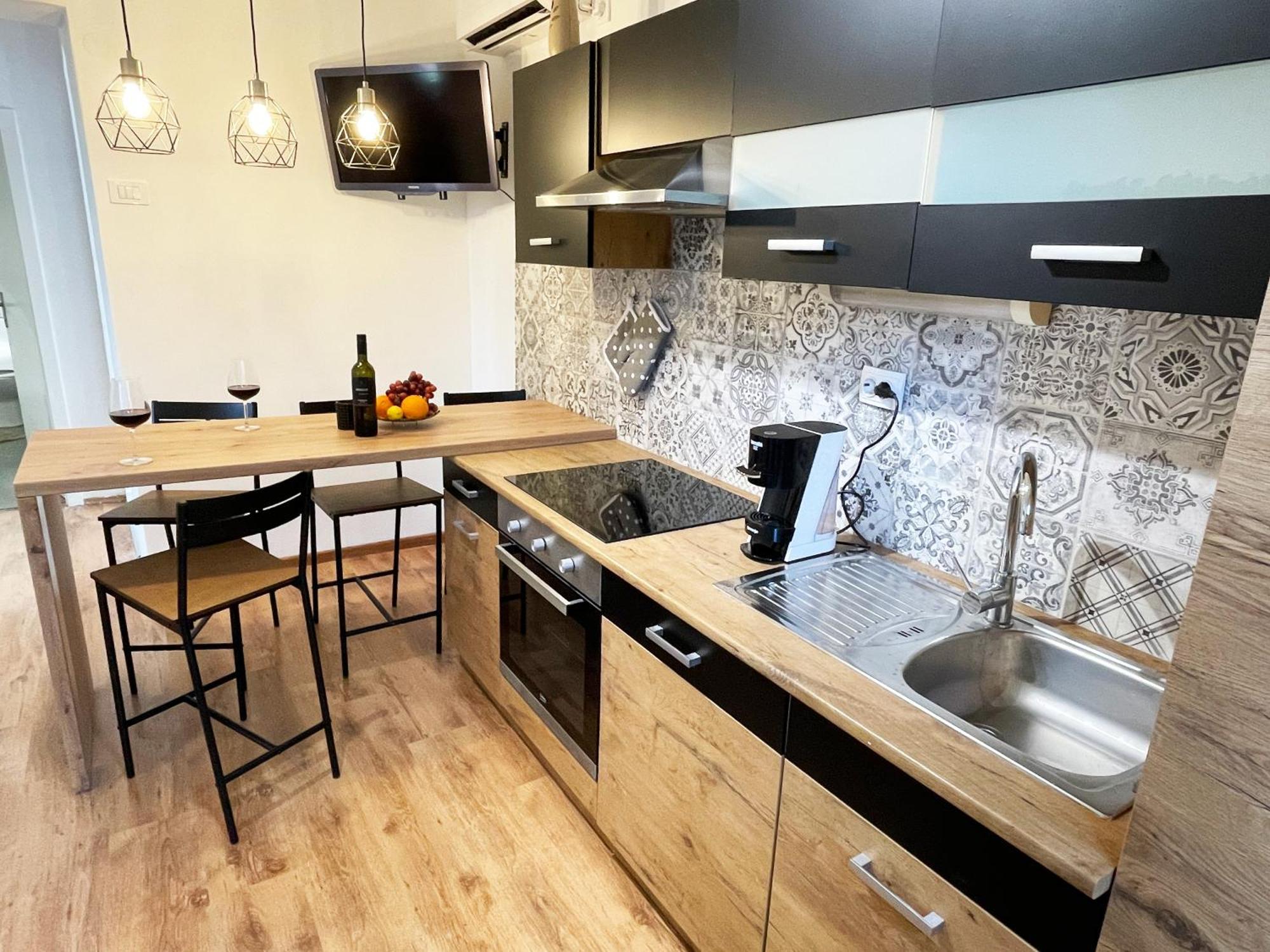 Cute Apartment In Rijeka Near Beach With Parking Kültér fotó